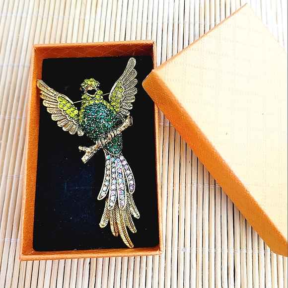 Parrot Brooch Green Crystals *NWT - Picture 2 of 2